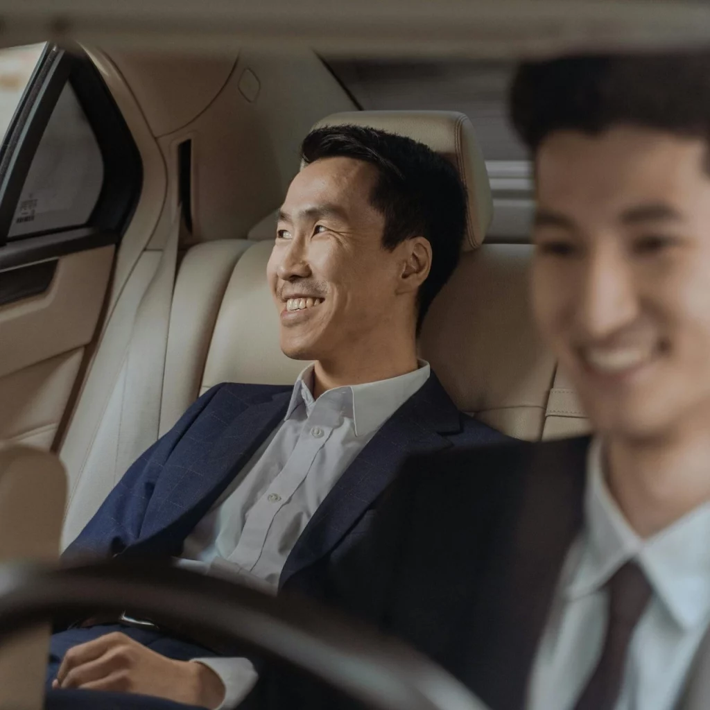 Client satisfait dans un VTC avec chauffeur privé à Paris